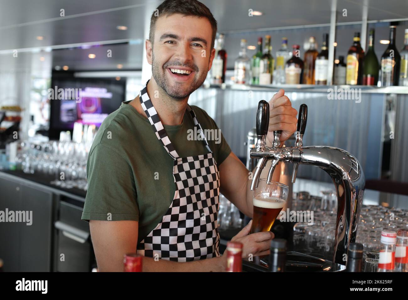 Mann, der ein Bier im Pub serviert Stockfoto