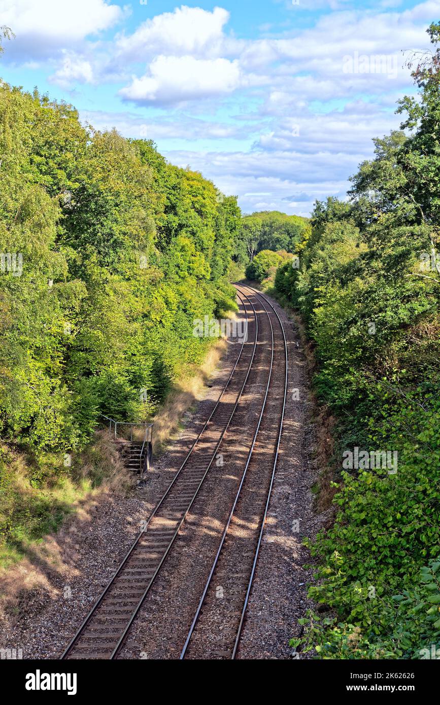 An einem Herbsttag in der Nähe von Dorking England liegt ein erhöhter Aussichtspunkt auf leeren Bahngleisen auf dem Land in den Surrey Hills Stockfoto