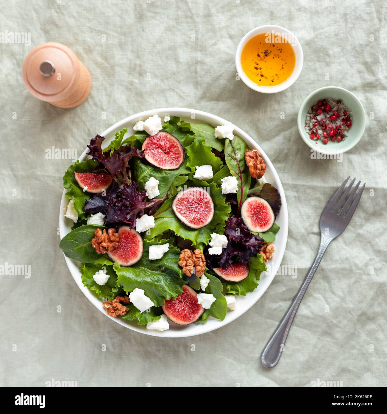 Portion Feige, grüne Salatblätter, Feta- und Walnusssalat, Draufsicht Stockfoto