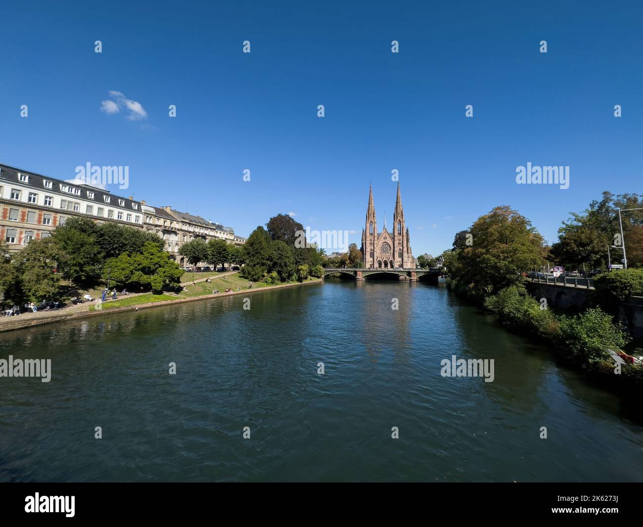 Straßburg, Frankreich - 21. Sep 2022: Ultrabreiter Blick über die Straßburger Paulskirche und den großen Ill-Fluss im Stadtzentrum - klarer blauer Himmel mit einigen Wolken Stockfoto