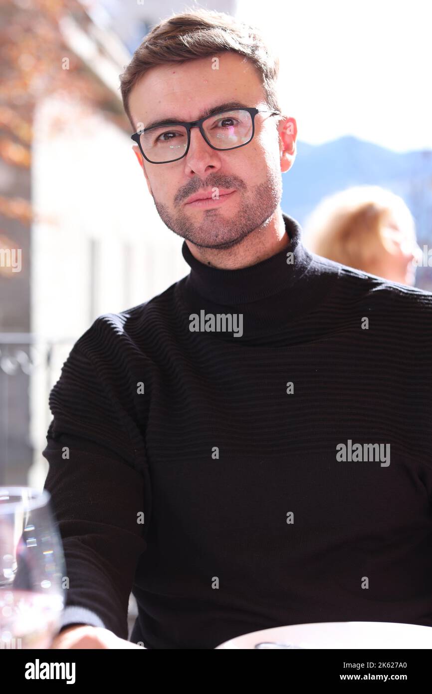 Eleganter Mann mit Rollkragen-Pullover und klassischer Brille Stockfoto