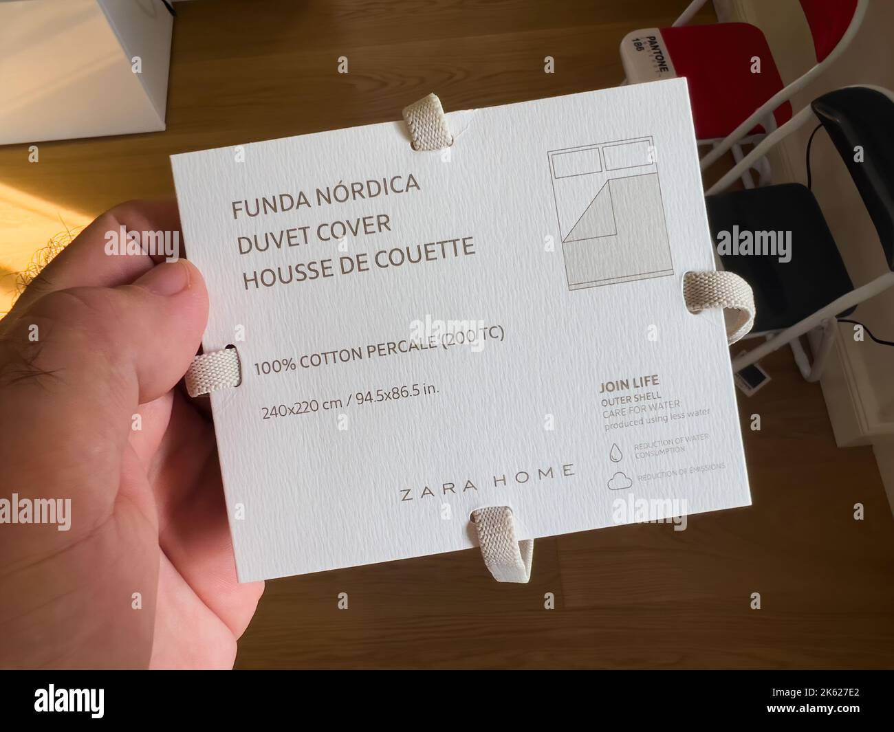 Paris, Frankreich - 13. Sep 2022: POV-Bettdeckenhülle mit männlichem Handgriff von Zara Home Inditex Stockfoto