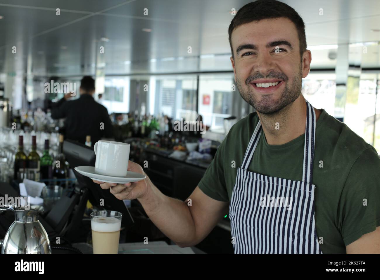 Barista serviert eine Kaffeetasse Stockfoto