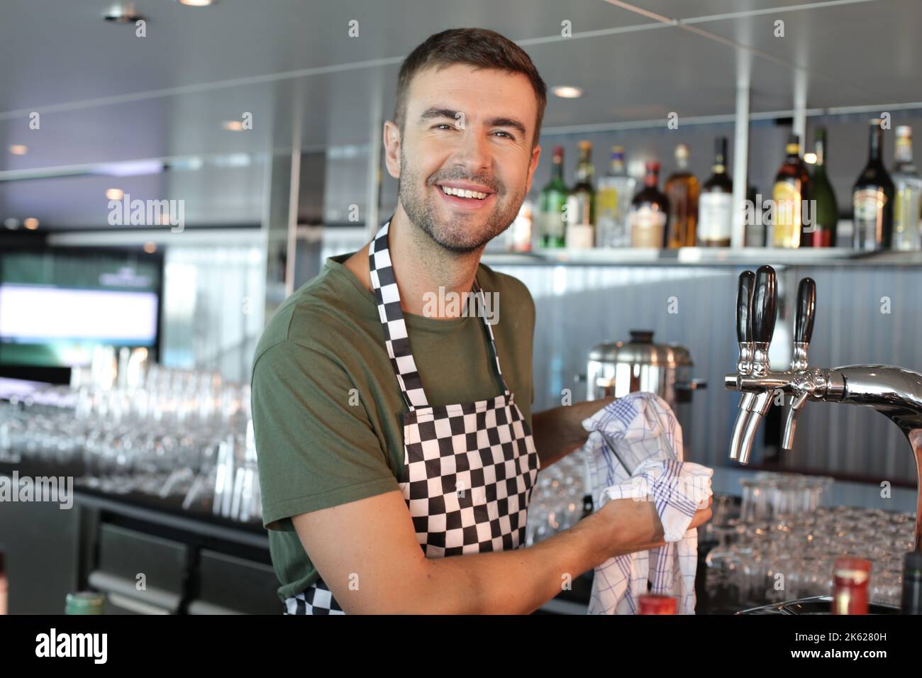 Der Barkeeper hat eine gute Hygiene Stockfoto