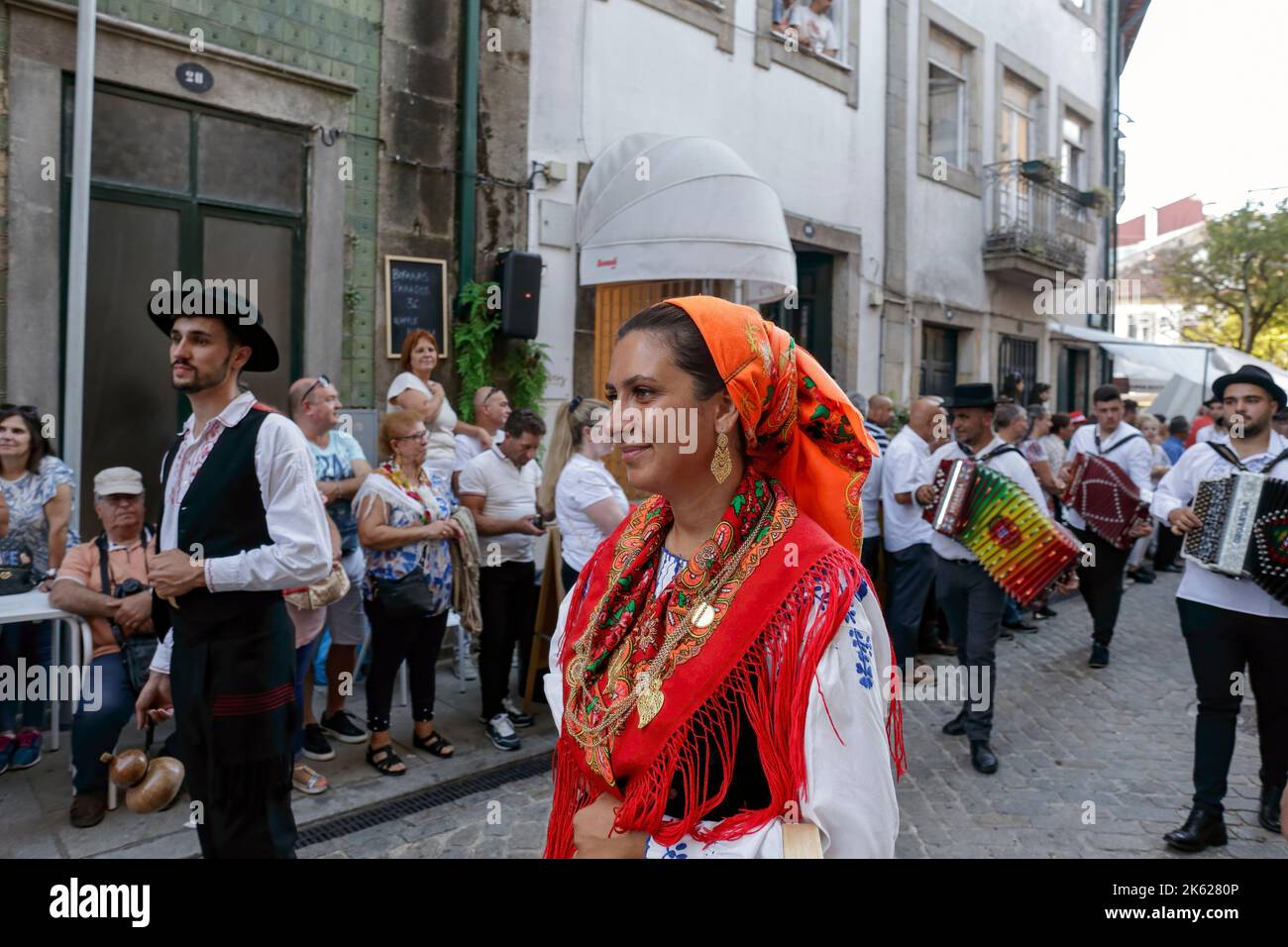 Ponte de Lima - 10. September 2022: Junge Menschen in den traditionellen Kostümen Nordportugals bei der Feiras Novas Festparade. Stockfoto