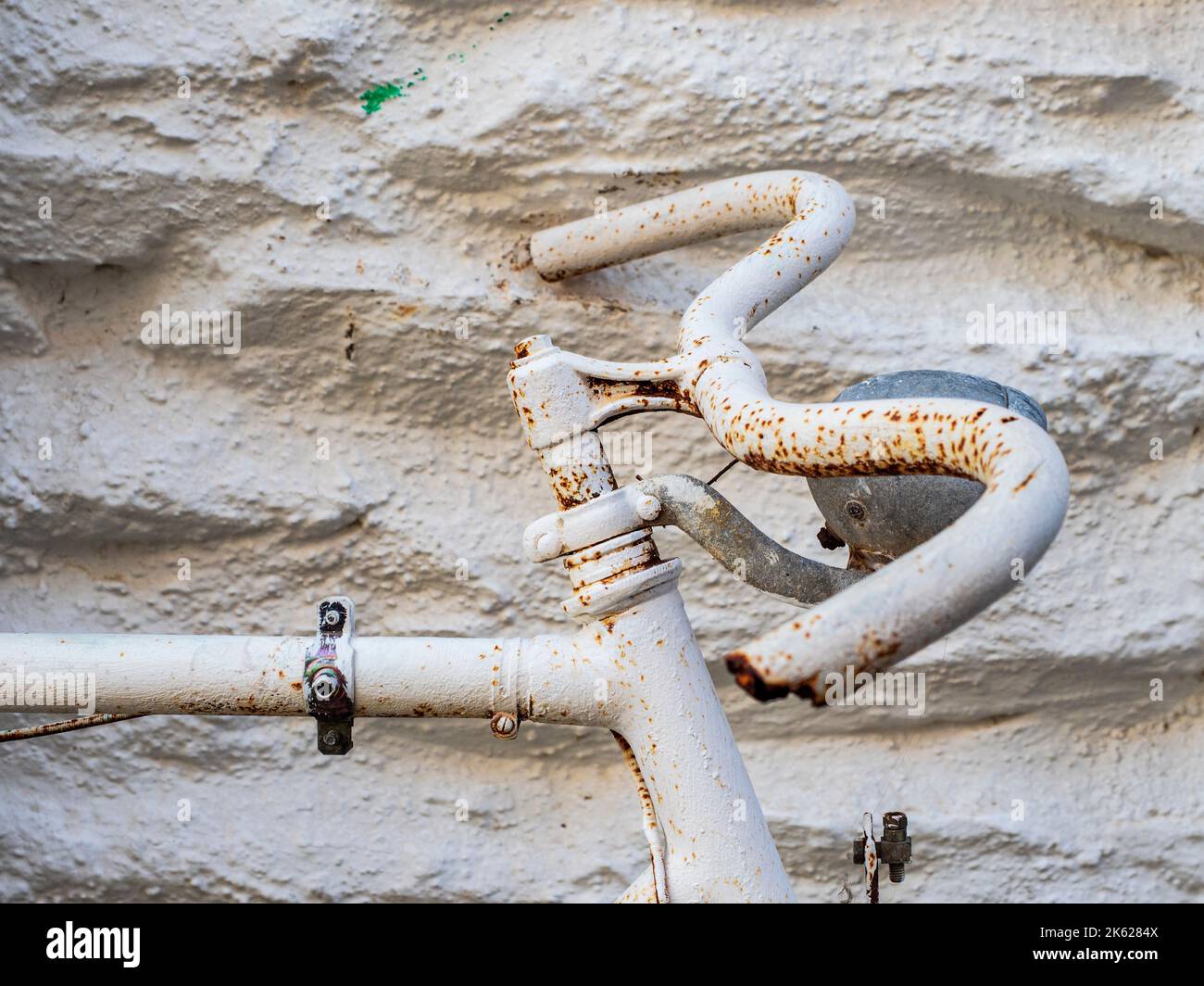 Fahrrad mit Rost an einer weißen Wand Stockfoto