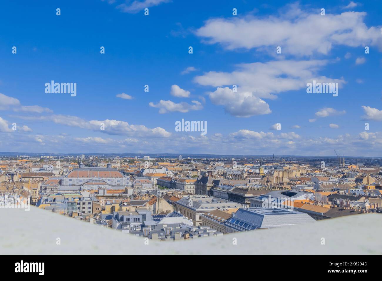 Ein Blick auf Budapest, Ungarn mit einem wolkenblauen Himmel im Hintergrund. Stockfoto
