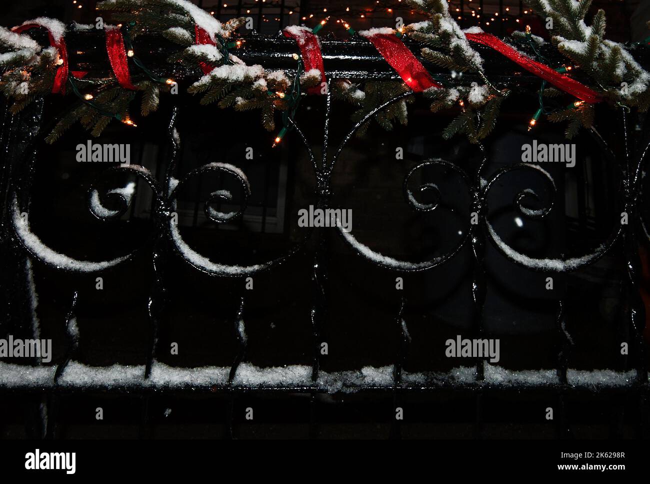 Gusseisernes Zaunmuster mit Weihnachtsdekorationen in Ridgewood New York Stockfoto