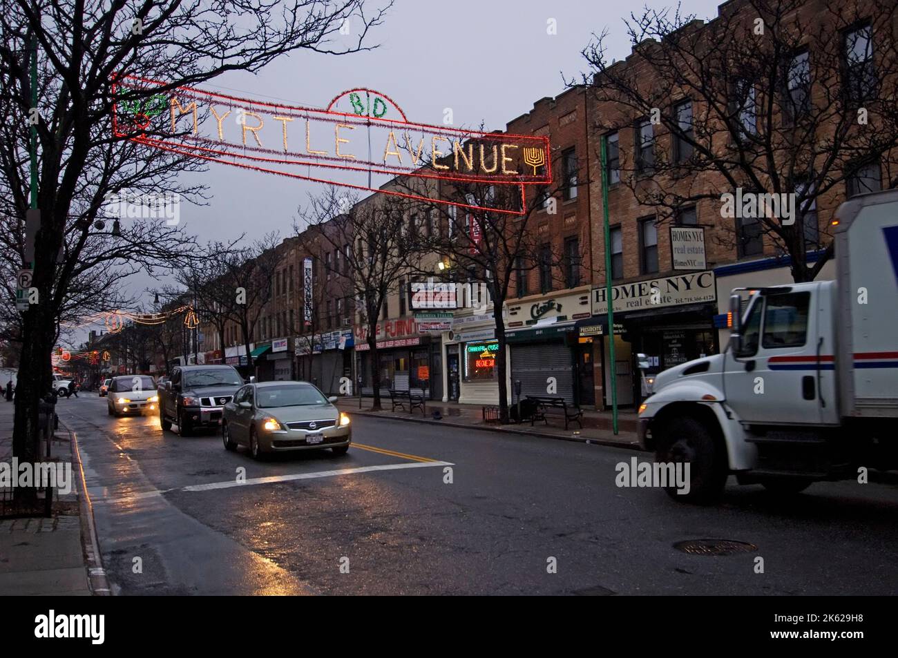 Die Weihnachtsdekoration auf der Myrtle Avenue und der Verkehr Stockfoto