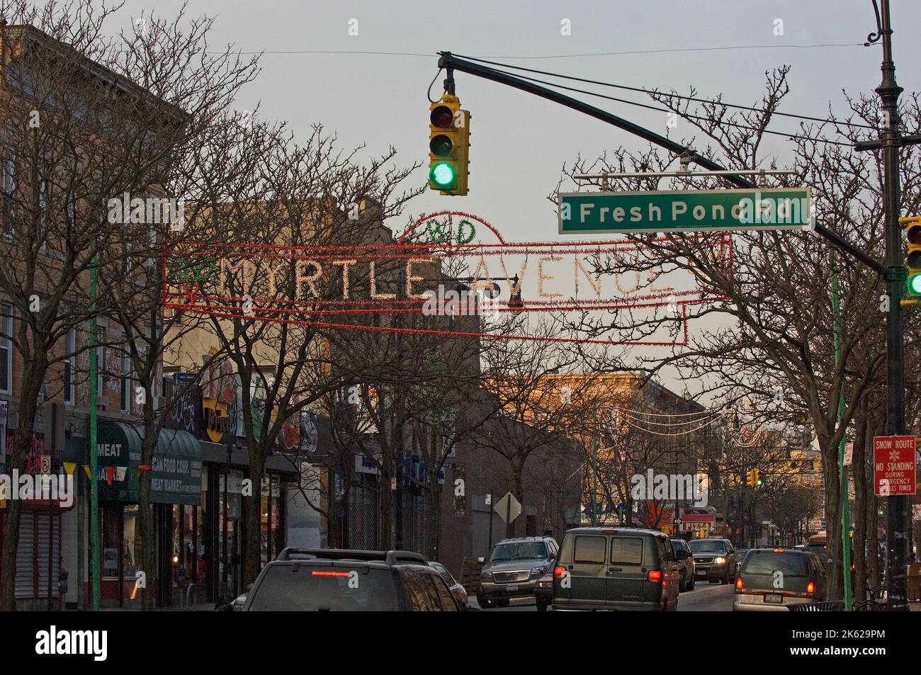 Die Weihnachtsdekoration auf der Myrtle Avenue und der Verkehr Stockfoto