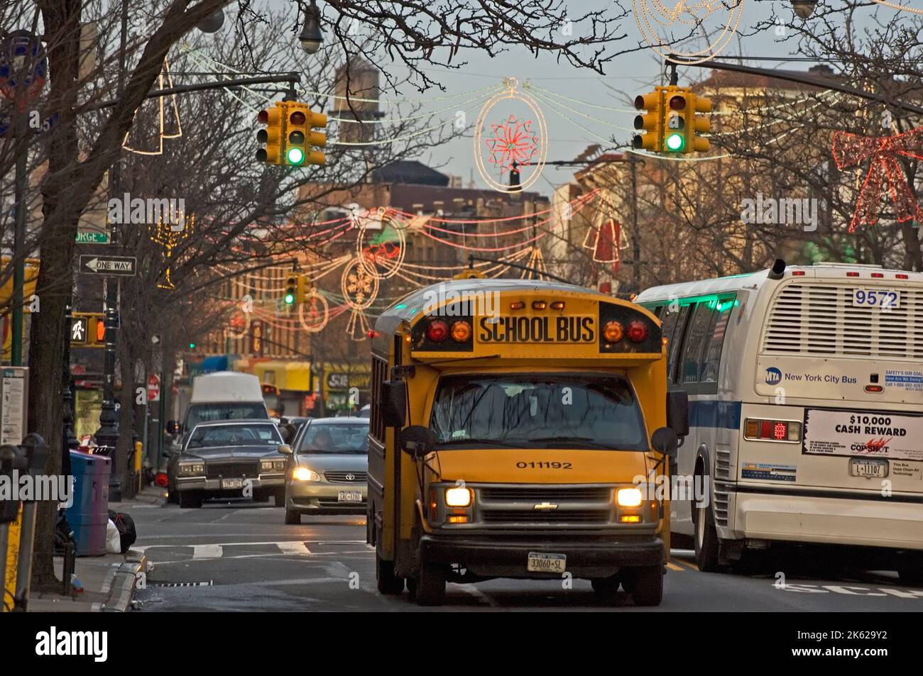 Schulbus an der belebten Queens Street Stockfoto