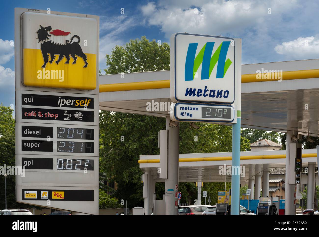 Cuneo, Italien, - 27. Juni 2022: ENI-Logo mit Kraftstoffpreisanzeige und Metano (Methan)-Zeichen in der Tankstelle Eni, es ist ein italienischer Ölkonzern weltw Stockfoto