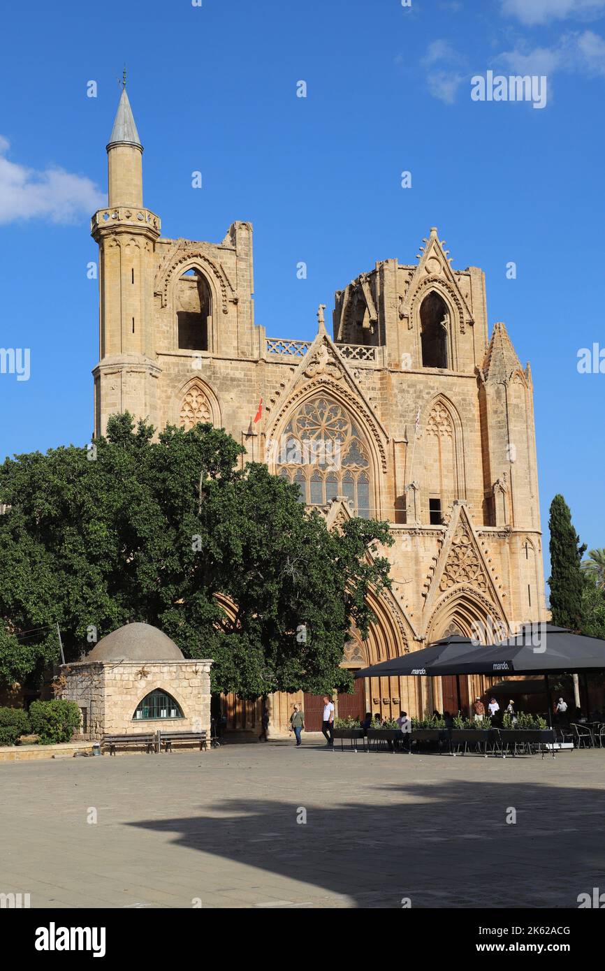 Westfront der Lala Mustafa Pascha Moschee, Famagusta (Gazimagusa), türkische Republik von Nordzypern. Einst die christliche Kathedrale von St. Nikolaus. Stockfoto