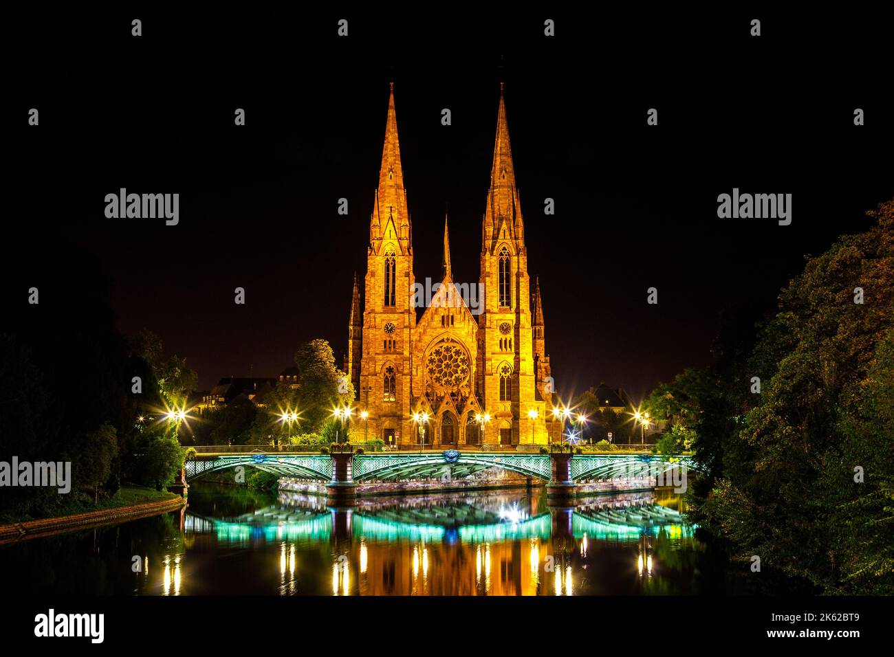 Blick auf die historische Kirche von Saint Paul mit der Ill in Straßburg bei Nacht, Elsass, Frankreich Stockfoto