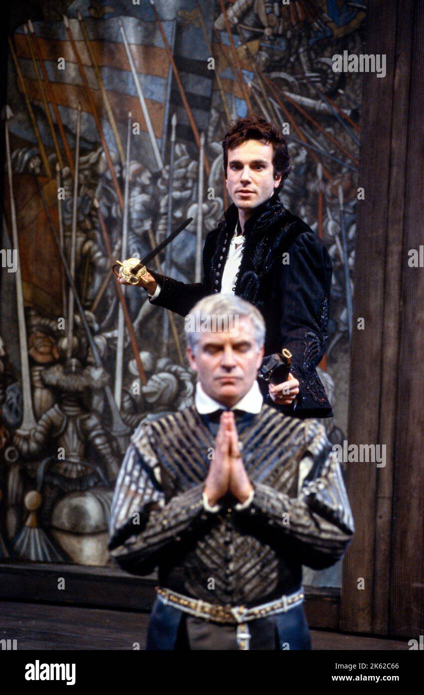 John Castle (Claudius - vorne), Daniel Day-Lewis (Hamlet) im WEILER von Shakespeare im Olivier Theatre, National Theatre (NT), London 16/03/1989 Bühnenbild: John Gunter Kostüme: Liz da Costa Beleuchtung: Mark Henderson Kämpfe: Malcolm Ranson Bewegung: Jane Gibson Regie: Richard Eyre Stockfoto