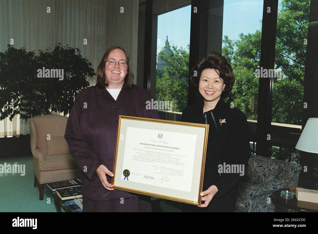 Büro des Sekretärs - Sekretärin Elaine Chao überreicht Zertifikat an Tammy McCutcher Stockfoto