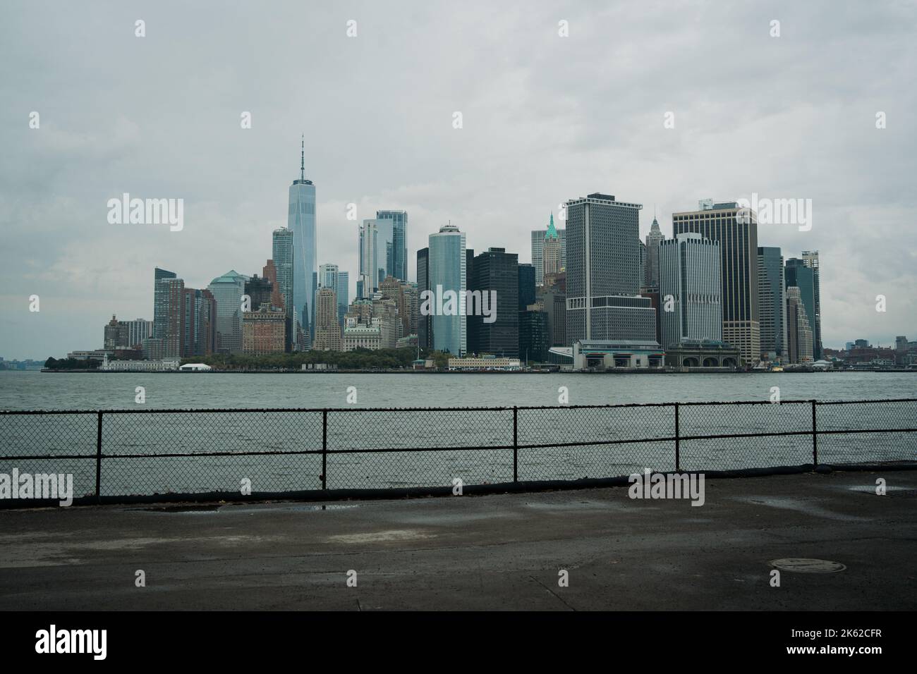 Blick auf die Skyline von Lower Manhattan von Governors Island, Manhattan, New York Stockfoto