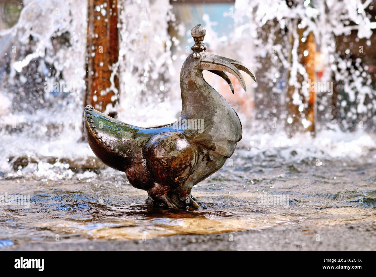 Neustadt an der Weinstraße, Deutschland - August 2022: Skulptur am Elwedritschen Brunnen. Elwedritsche sind eine mythische Kreatur-Mischung aus Hühnern Stockfoto