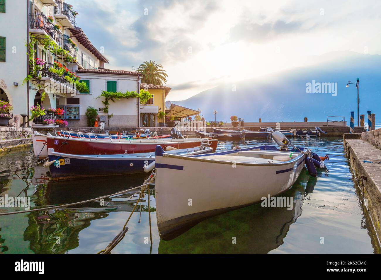 Fischerboote im Hafen von Limone am Gardasee bei Sonnenaufgang, Brescia, Lombardei, Italien Stockfoto