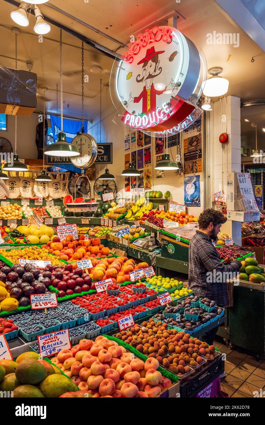 Obst- und Gemüsestand auf dem Pike Place Market, Seattle, Washington, USA Stockfoto