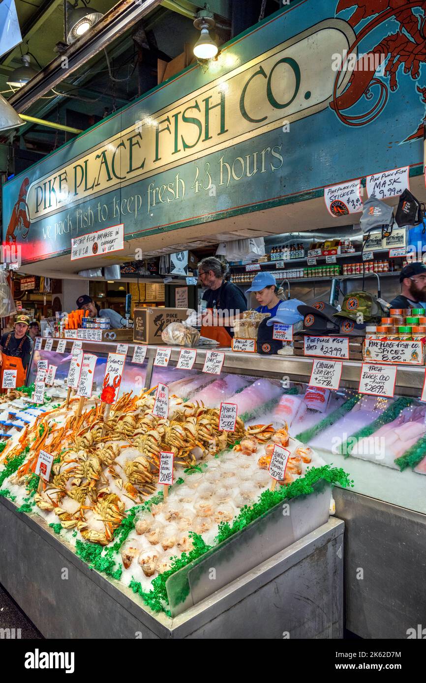 Stand der Pike Place Fish Company auf dem Pike Place Market, Seattle, Washington, USA Stockfoto