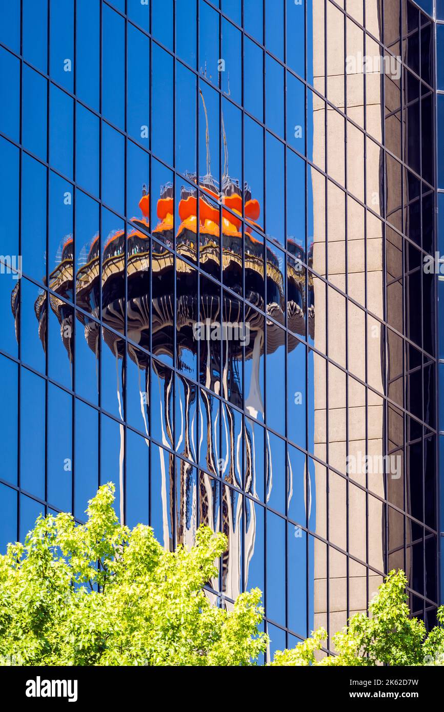 Space Needle spiegelt sich in einem glasigen Gebäude in Seattle, Washington, USA Stockfoto