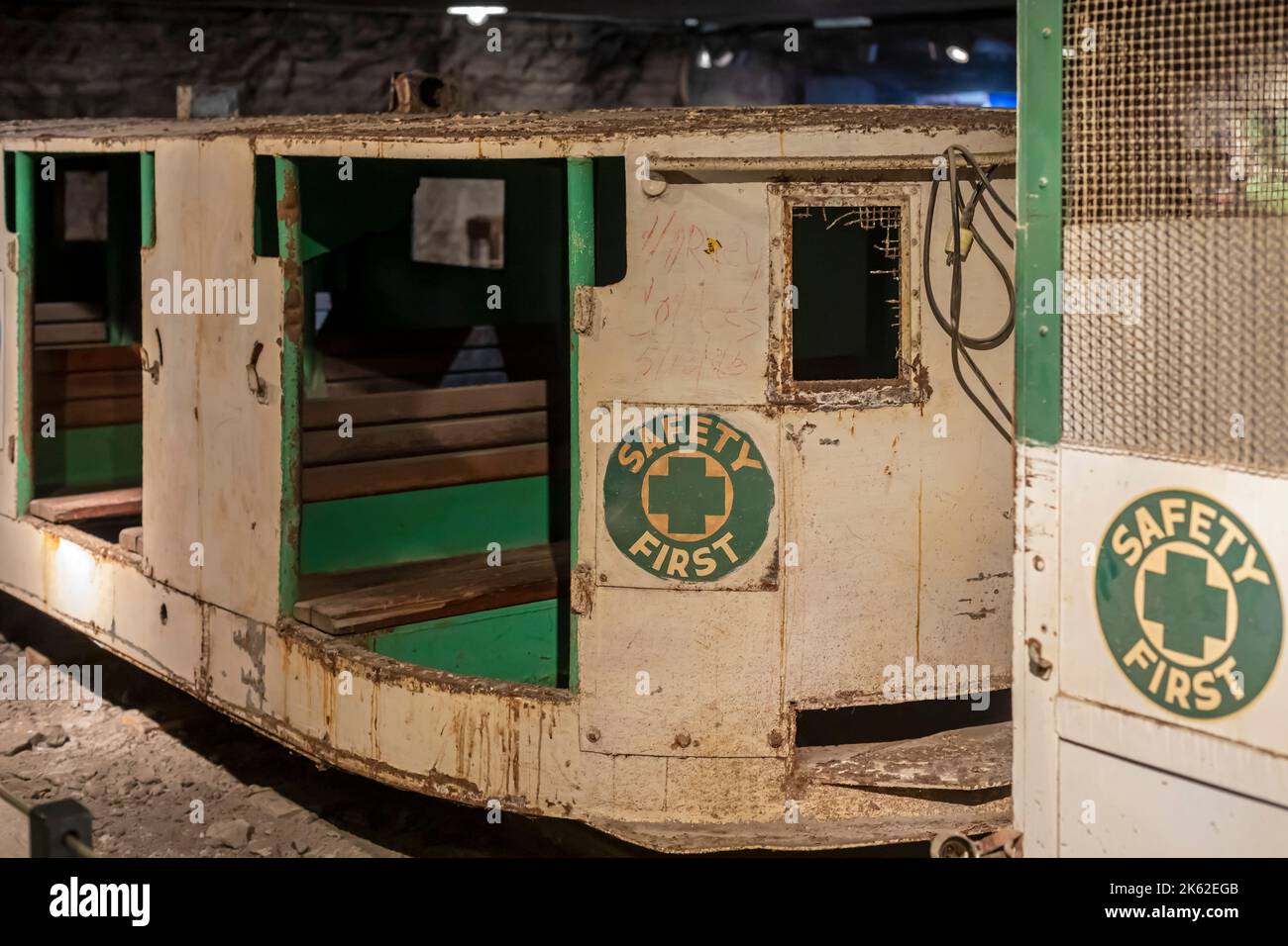 Hutchinson, Kansas - Alte Eisenbahnwagen, die im Salzbergbau im Strataca Underground Salt Mine Museum eingesetzt wurden. Besucher können 650 Meter hinabsteigen und Abschnitte besichtigen Stockfoto