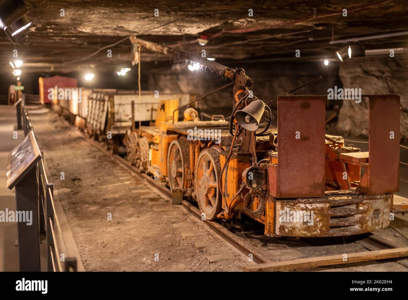 Hutchinson, Kansas - Alte Eisenbahnwagen, die im Salzbergbau im Strataca Underground Salt Mine Museum eingesetzt wurden. Besucher können 650 Meter hinabsteigen und Abschnitte besichtigen Stockfoto