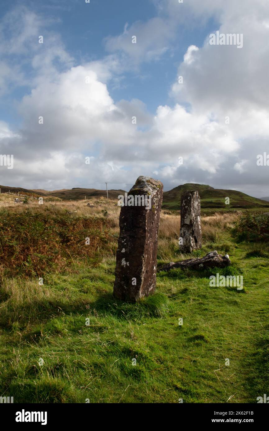 Ein Paar stehende Steine in der Nähe von Dervaig auf der Isle of Mull, Schottland, Großbritannien Stockfoto