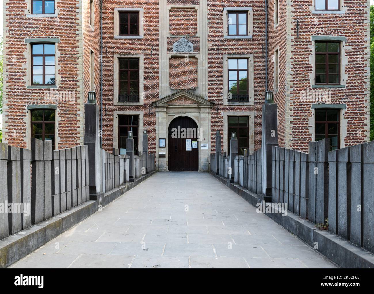 Sint-Pieters-Leeuw, Flämische Brabant Region - Belgien - 07 20 2021 der Eingang zum Schloss Coloma Stockfoto