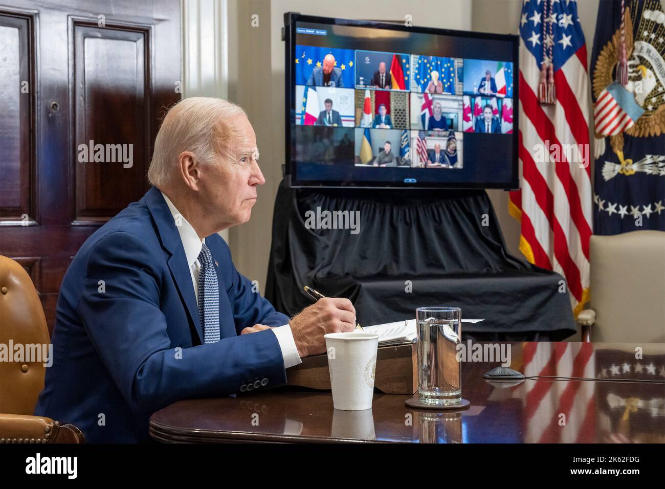 Washington, Usa. 11. Oktober 2022. US-Präsident Joe Biden nimmt an einem virtuellen Sondertreffen der G7 Nationen Teil, um die Angriffe auf zivile Ziele in der Ukraine durch Russland aus dem Weißen Haus, 11. Oktober 2022, in Washington, DC, zu diskutieren.Quelle: Adam Schultz/White House Photo/Alamy Live News Stockfoto