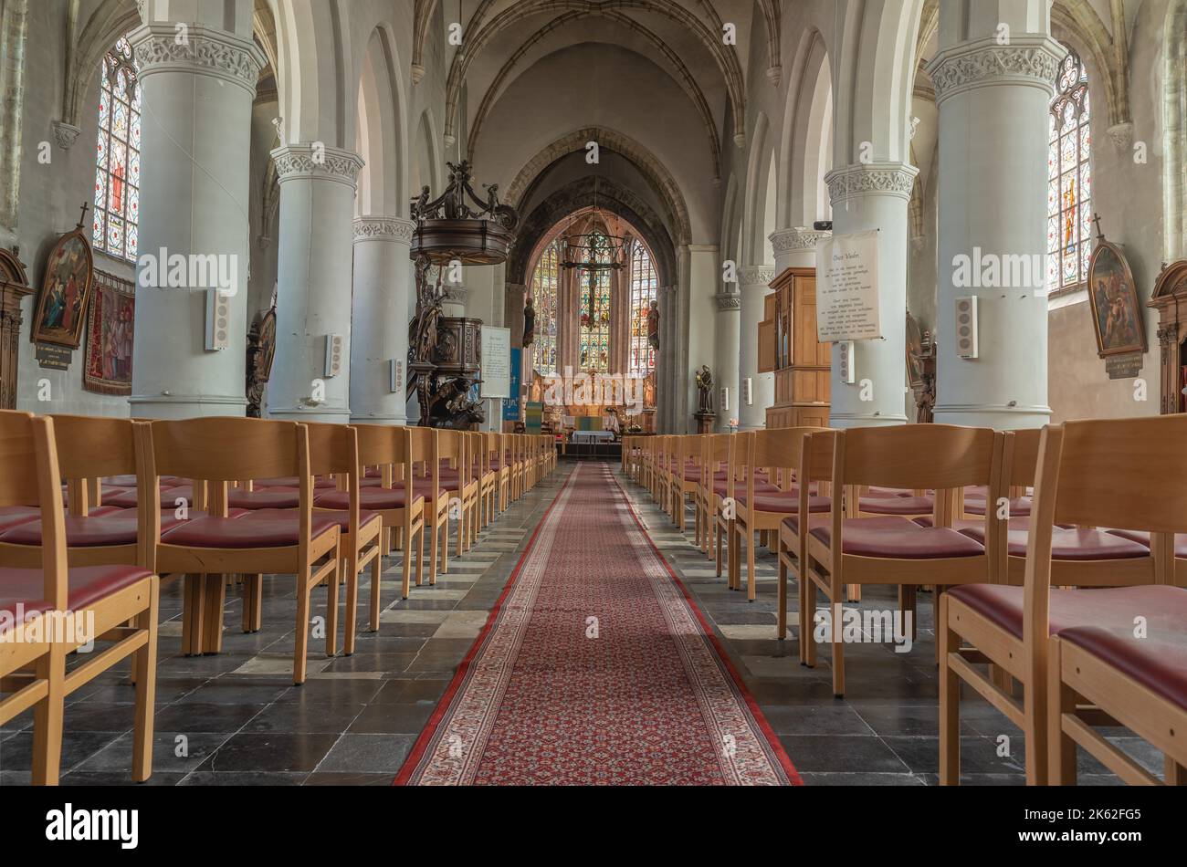 Asse, Flämisch-Brabant, Belgien - 07 15 2021 Gotischer Innenraum der Kirche St. Martin Stockfoto