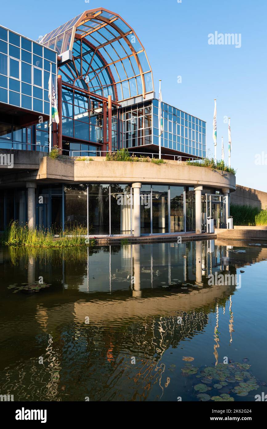 Gent, Region Ostflandern, Belgien - 07 18 2021 - spiegelt die zeitgenössische acade des Flanders expo-Veranstaltungsgebäudes wider Stockfoto