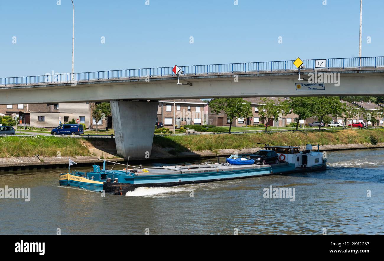 Deinze, Ostflämische Region, Belgien - 07 19 2021 Frachtschiff am Kanal unter einer Brücke Stockfoto