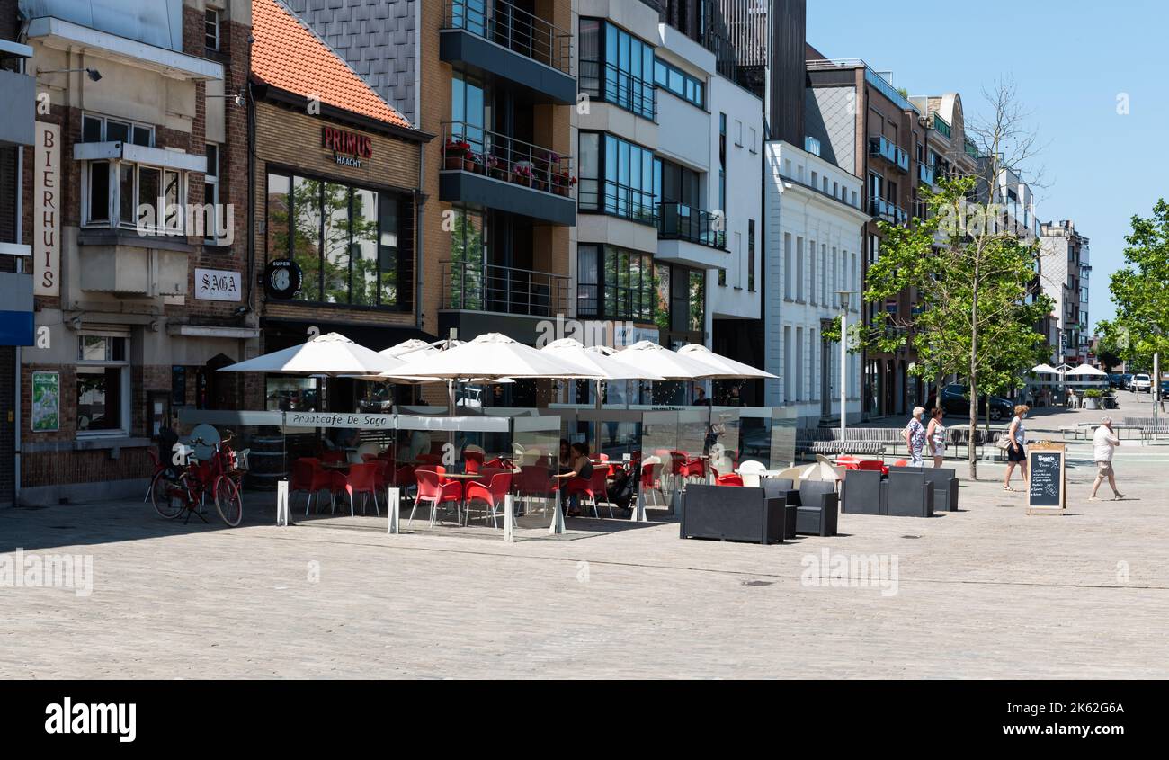 Deinze, Ostflämische Region, Belgien - 07 19 2021 Menschen essen und trinken auf sonnigen Terrassen am Hauptmarkt Stockfoto