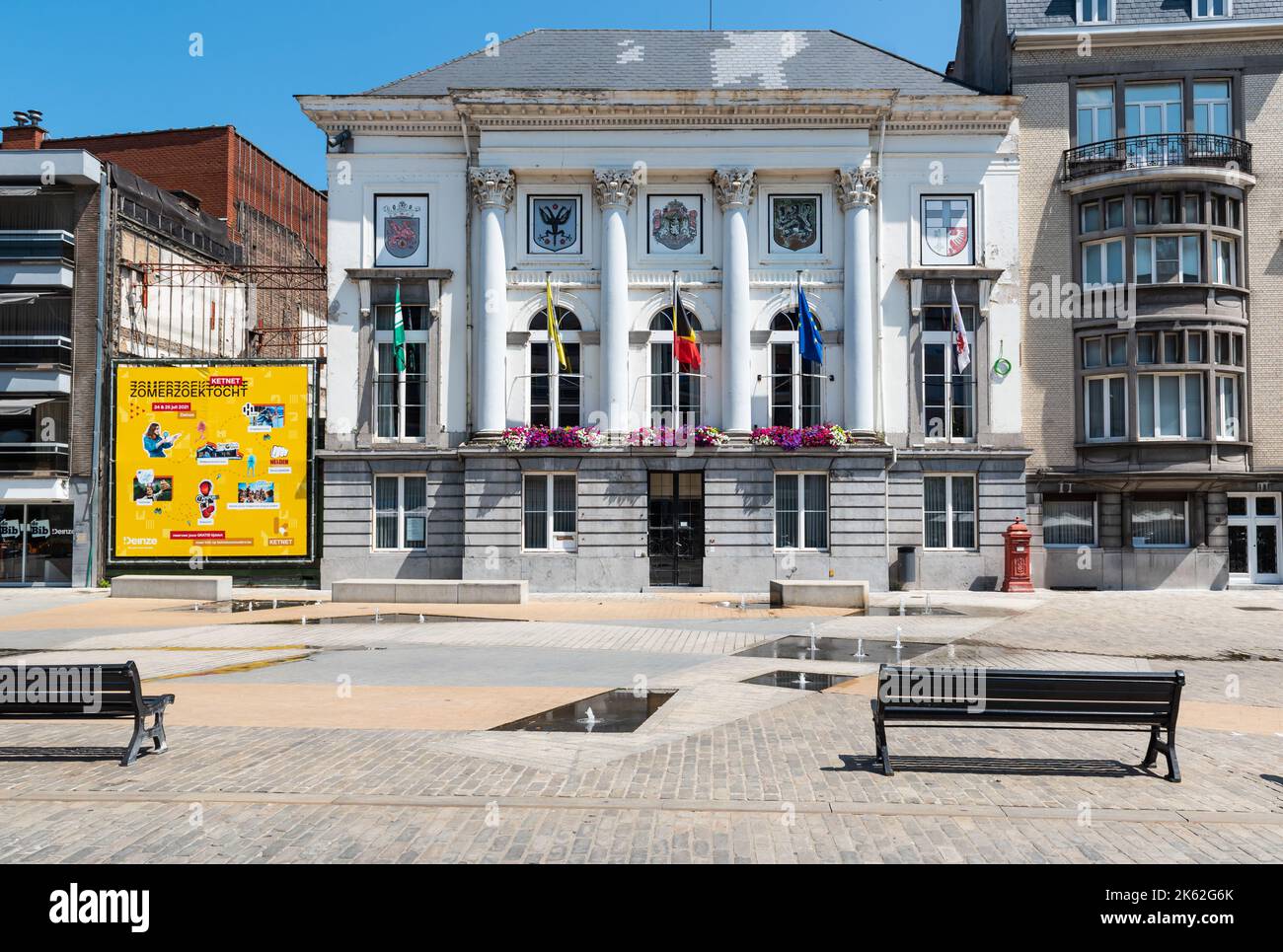 Deinze, Ostflämische Region, Belgien - 07 19 2021 Rathaus und Platz der Gemeinde Stockfoto
