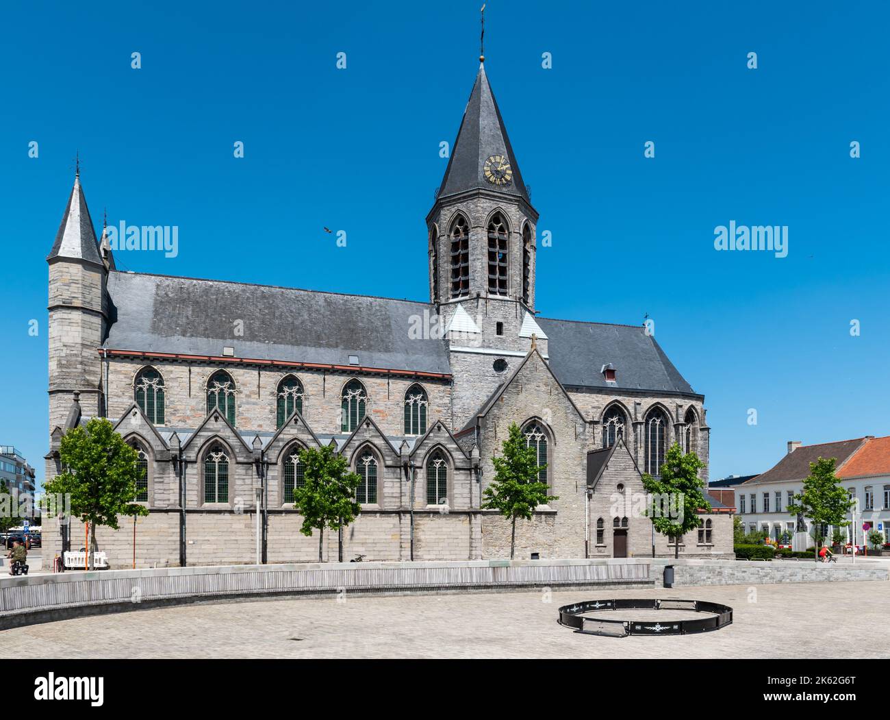Deinze, Ostflämische Region, Belgien - 07 19 2021 die Kirche Maria von Deinze im Dorfzentrum Stockfoto