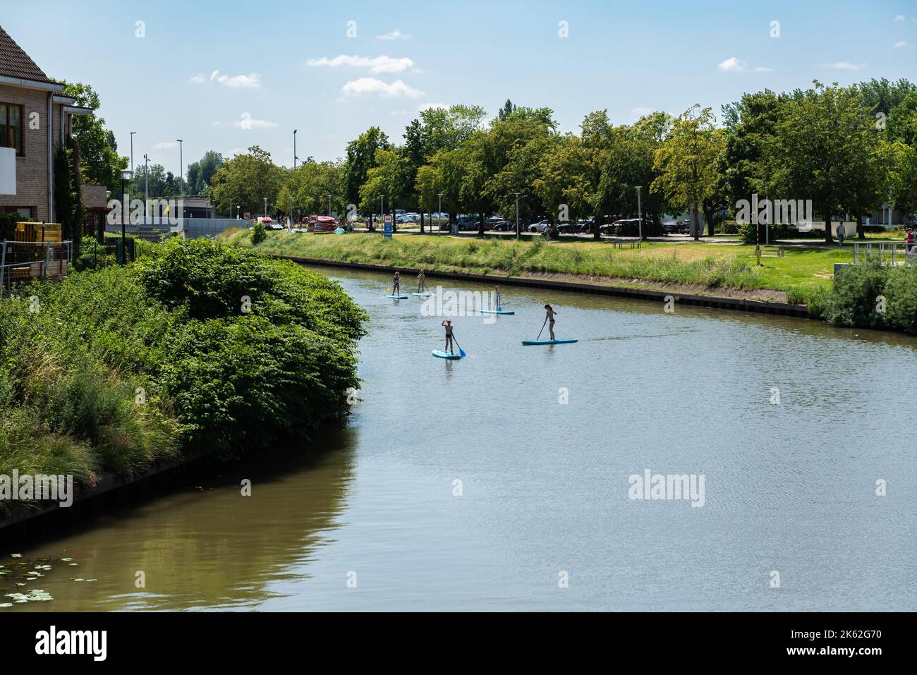 Deinze, Ostflämische Region, Belgien - 07 19 2021 Familienwasserrekreation im Fluss Lys Stockfoto