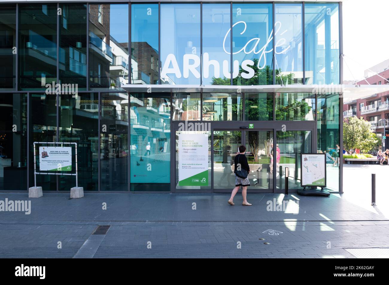 Roeselare, Ostflämische Region - Belgien - 07 19 2021 Rechteckiger Eingang des Kulturhauses Arhus Stockfoto