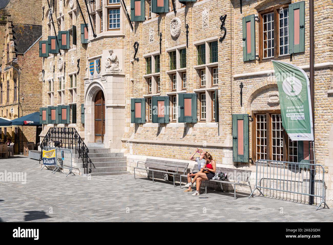 Diksmuide, Region Westflandern, Belgien - 07 19 2021 Fassade und Eingang des Rathauses Stockfoto