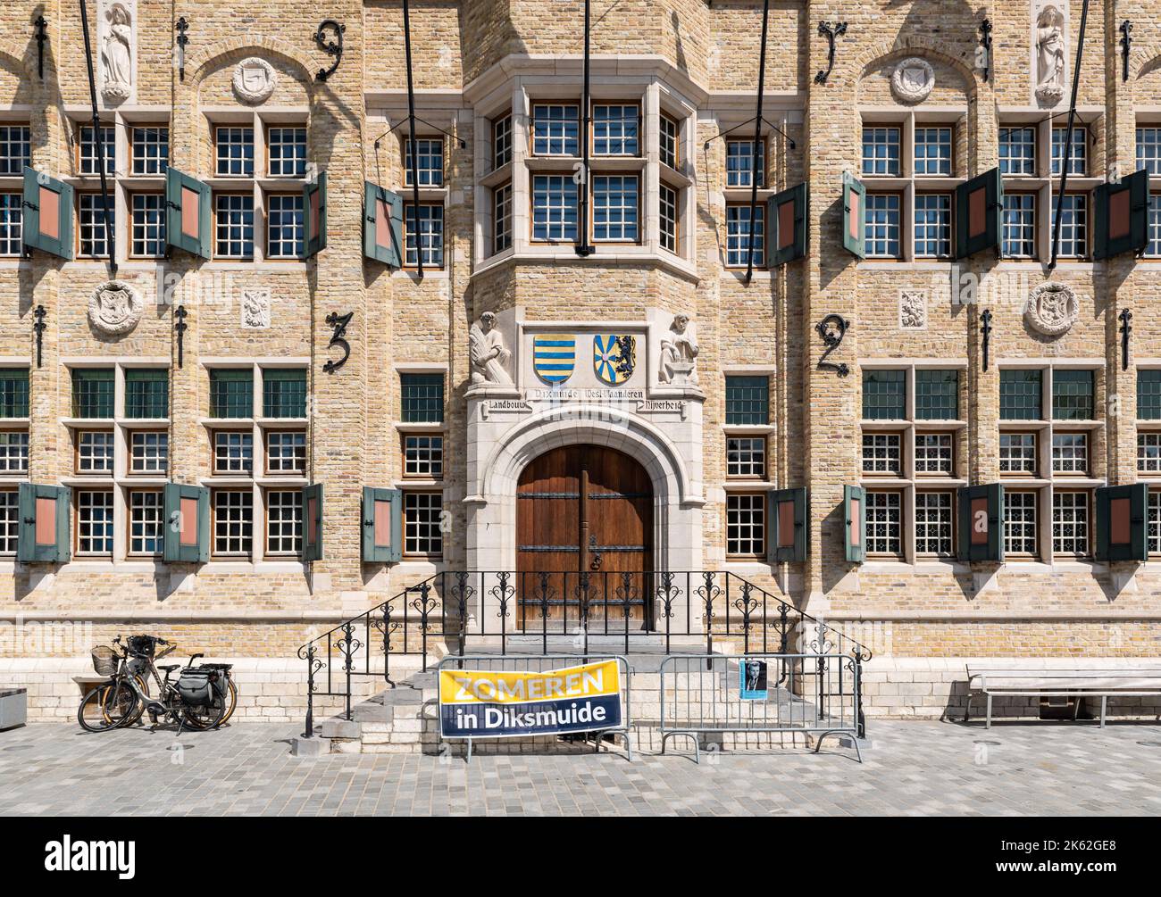 Diksmuide, Region Westflandern, Belgien - 07 19 2021 Fassade und Eingang des Rathauses Stockfoto