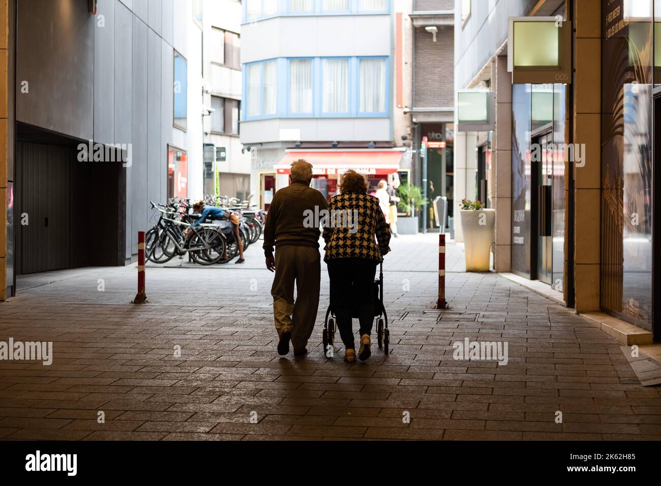 Kortrijk, Westflandern Region - Belgien - 07 10 2021 ältere Paare, die durch die Unterführung des Ladens gehen Stockfoto