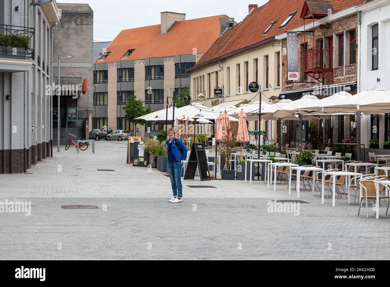 Kortrijk, Westflandern Region - Belgien - 07 10 2021 Blick über die Terrassen in der Altstadt Stockfoto