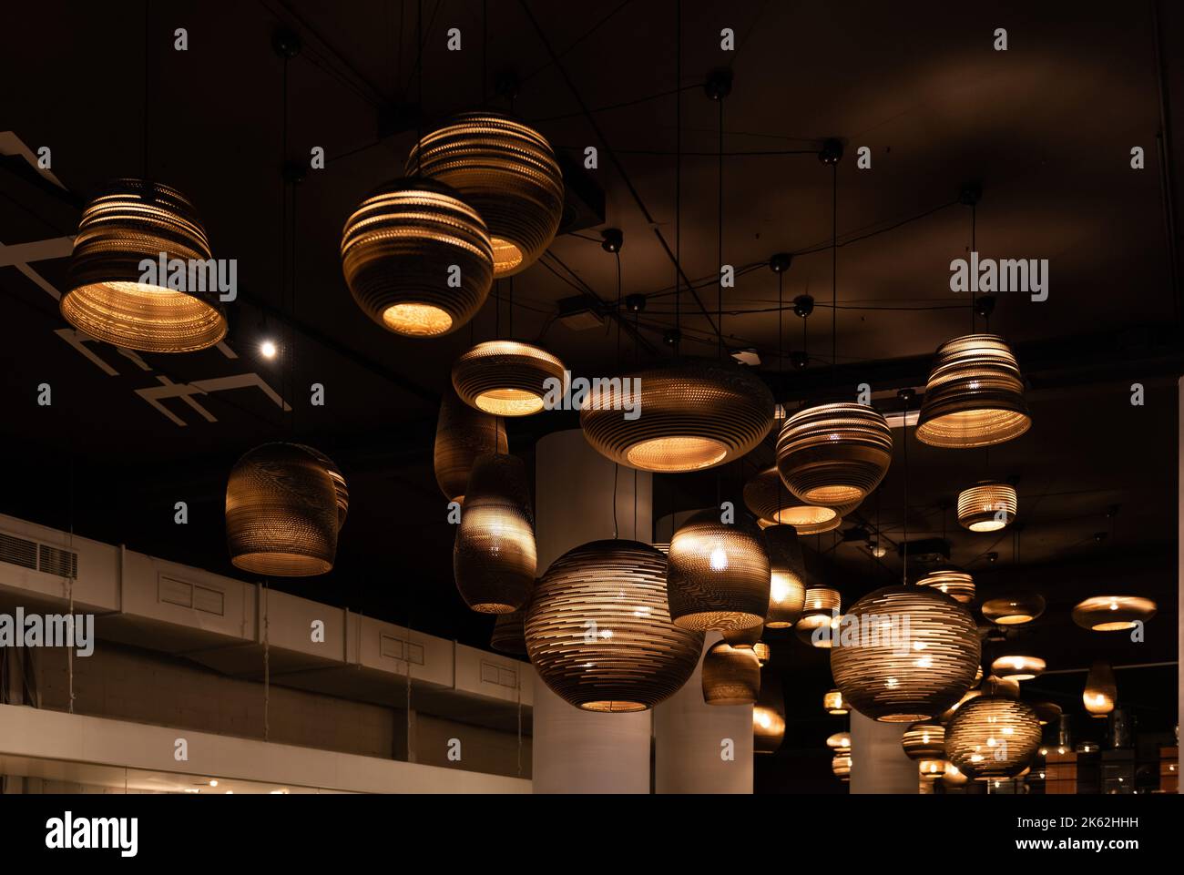 Kortrijk, Westflandern Region - Belgien - 07 10 2021 Dekorative Lampen in einer Bar im Art-Deco-Stil Stockfoto