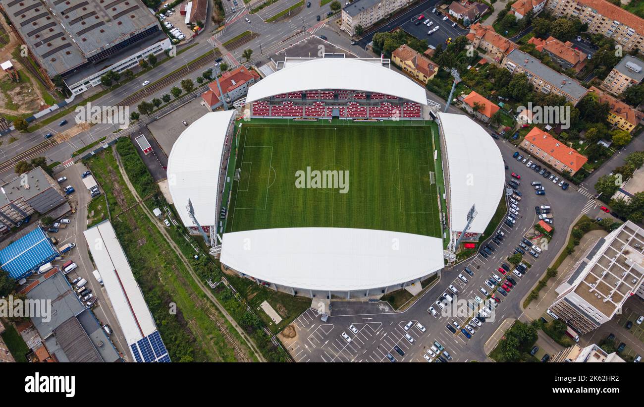 Luftaufnahme des UTA-Stadions in Arad, Rumänien mit einer wunderschönen Stadtlandschaft. Die Fotografie wurde von einer Drohne in einer höheren Höhe mit dem stadi aufgenommen Stockfoto