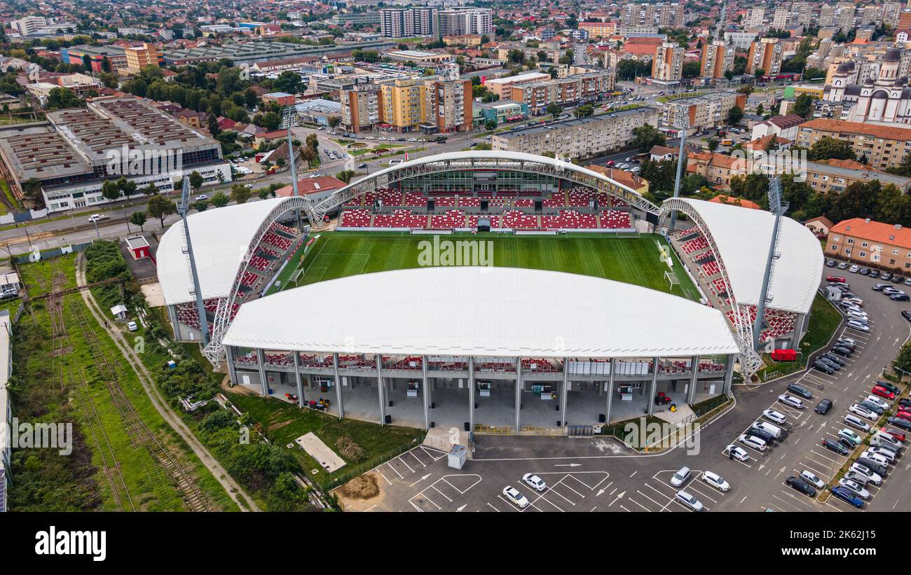 Luftaufnahme des UTA-Stadions in Arad, Rumänien mit einer wunderschönen Stadtlandschaft. Die Fotografie wurde von einer Drohne in einer höheren Höhe mit dem stadi aufgenommen Stockfoto