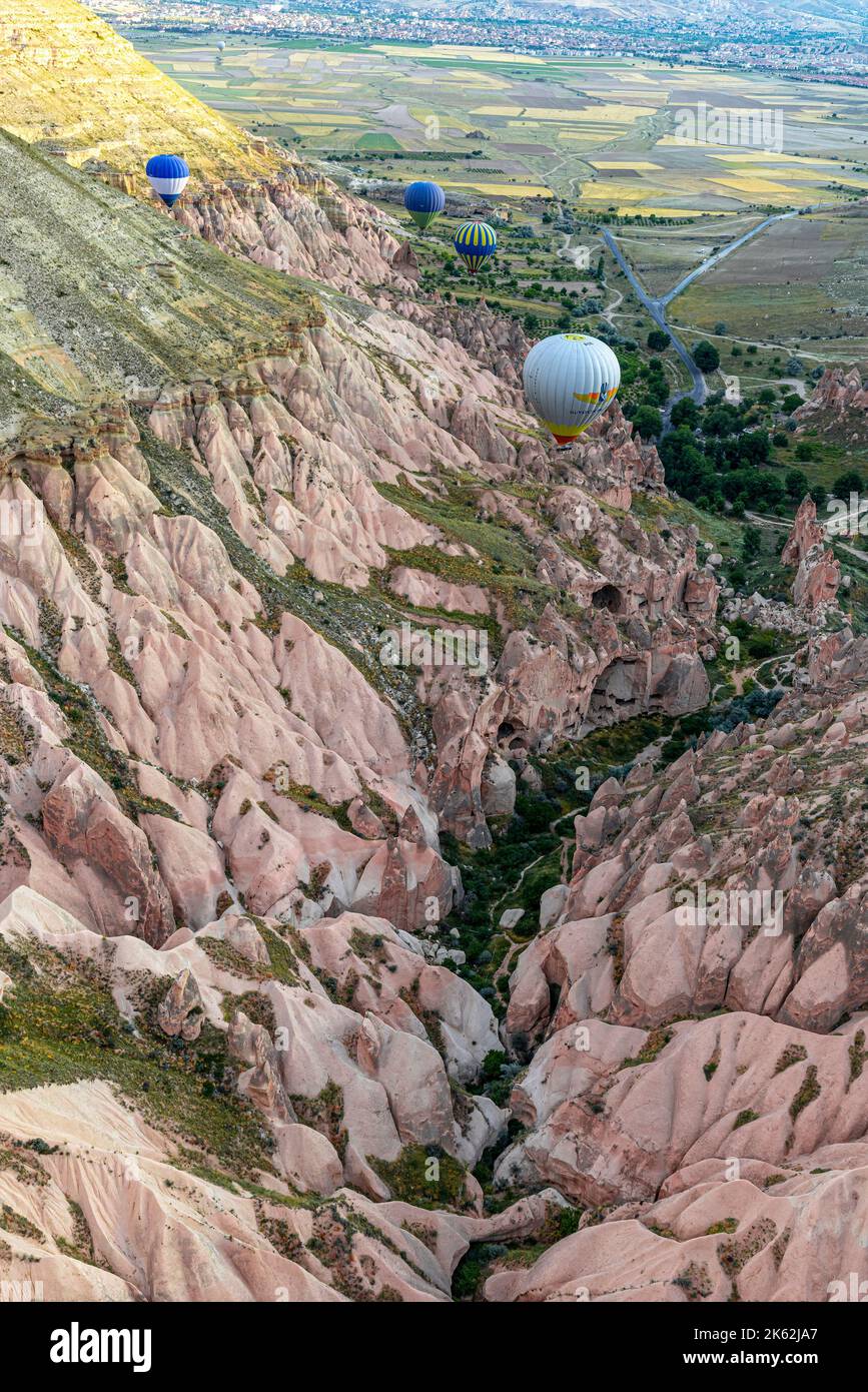 GOREME/TÜRKEI - 26. Juni 2022: Blick auf heiße Luftballons im Tal Stockfoto