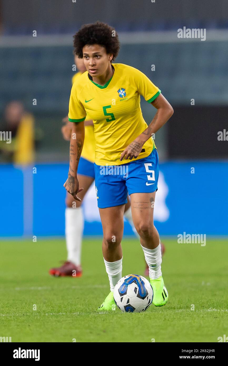 Genua, Italien. 10.. Oktober 2022. Yaya Vitoria Ferreira Silva (Brasilianer) während des FIFA-Qualifikationsrunden-Freundschaftsspiels „Frauen WM 2023“ zwischen dem Spiel zwischen Italien Frauen 0-1 Brasilianer Frauen im Luigi Ferraris Stadion am 10. Oktober 2022 in Genua, Italien. Kredit: Maurizio Borsari/AFLO/Alamy Live Nachrichten Gutschrift: Aflo Co. Ltd./Alamy Live Nachrichten Stockfoto