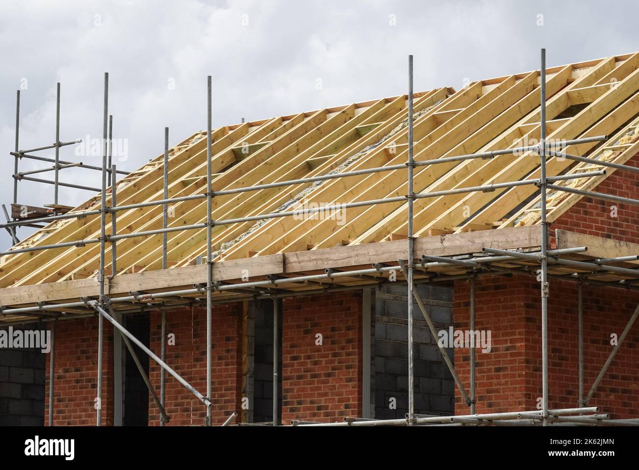 Neue Dachkonstruktion am Wohnungsbau, Holzstruktur eines neuen Gebäudes, London England, Großbritannien Stockfoto
