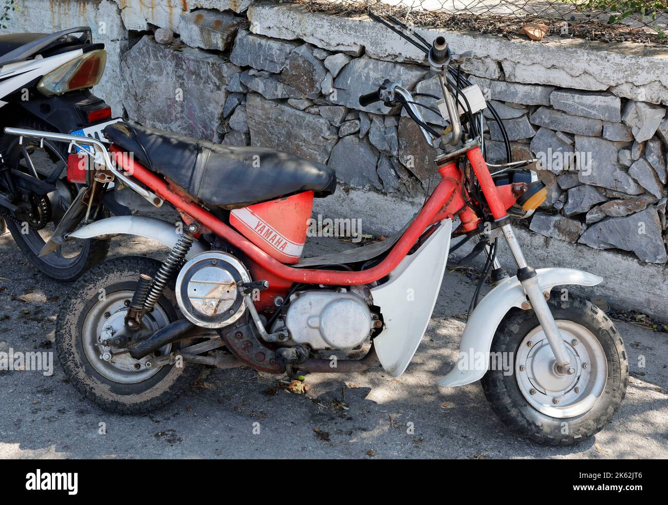 Rostige alte Mini-Motorrad, Yamaha. Lesbos (Lesbos/Mitylene) . Zym Stockfoto